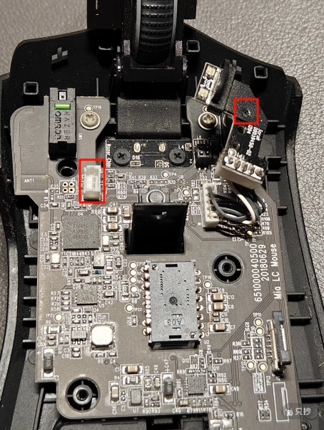 卸下电池仓、滚轮、LED 灯